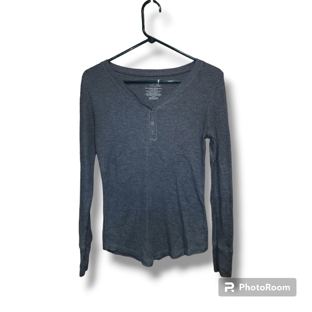 Gray long-sleeved shirt